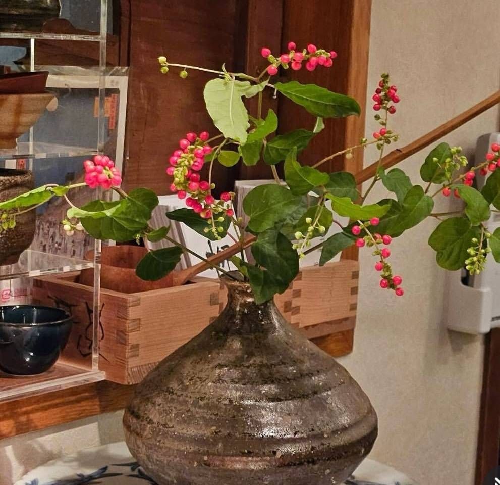 店内に生けられた季節の枝もの