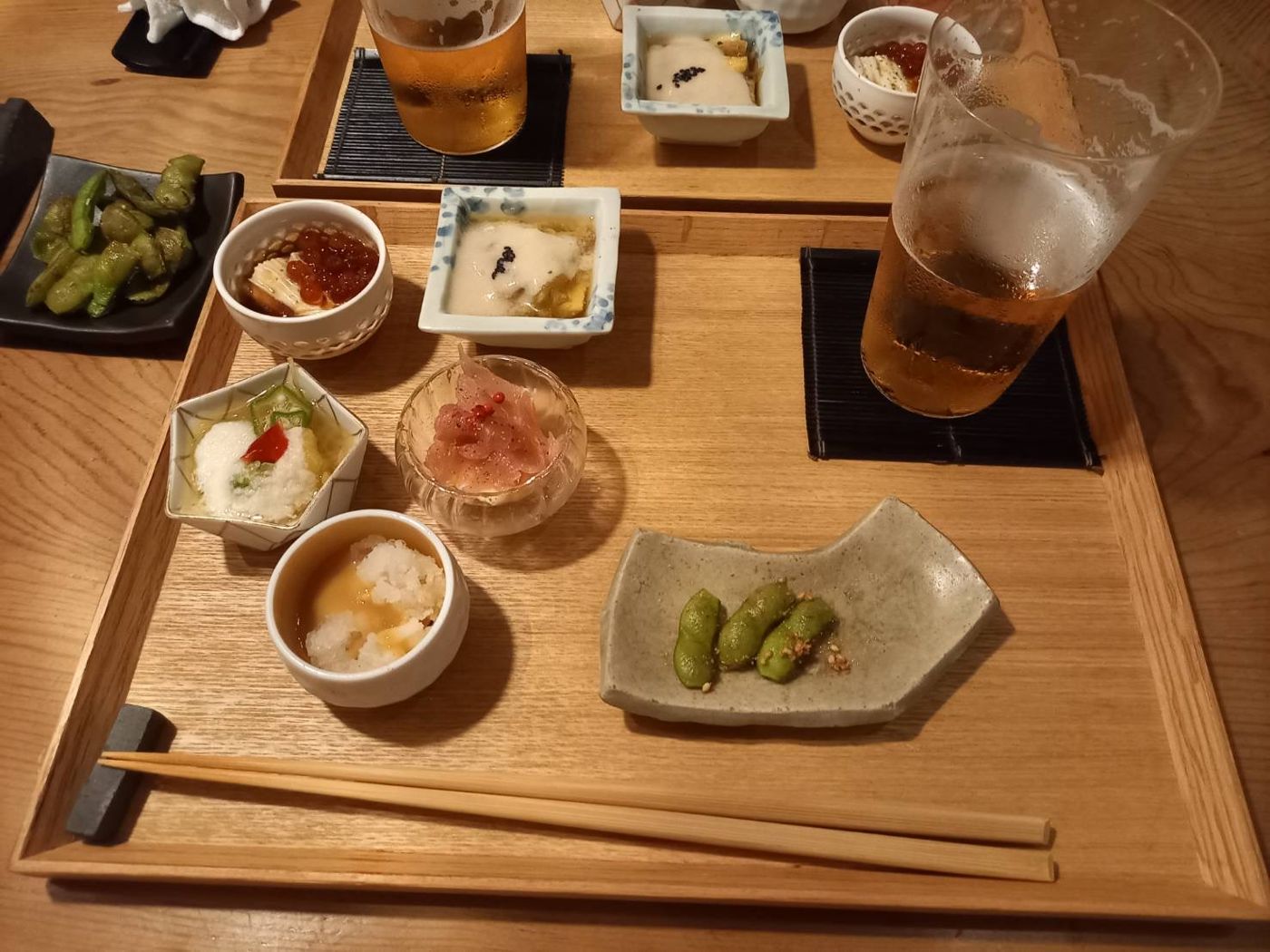 お盆に並んだ前菜の小鉢