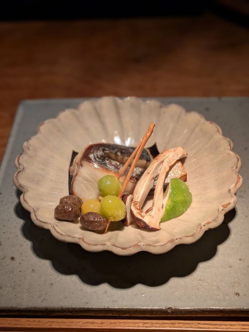 銀杏と松茸を添えた焼物